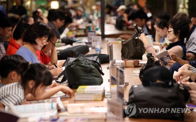 ���� ��ȭ�� ���������� �湮�� �ùε��� å�� ���� �ִ�. [���մ��� �ڷ����].jpg